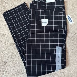 Old Navy Black and White Checkered Pixie Skinny Pants